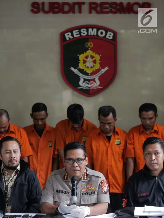 Kabid Humas Polda Metro Jaya, Kombes Pol Argo Yuwono dan Wadir Reskrimum Polda Metro Jaya AKBP Ade Ary Syam saat merilis pengungkapan beberapa kasus di Subdit Resmob Polda Metro Jaya, Jakarta, Jumat (19/7/2019). Sebanyak 9 kasus dirilis oleh Subdit Resmob Polda Metro Jaya.(Liputan6.com/Faizal Fanani