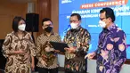 Direktur Utama BTN (persero) Tbk Haru Koesmahargyo (kedua kanan), Direktur Finance Planning & Treasury Nofry Rony Poetra, Direktur Risk Management& Transformation Setiyo Wibowo dan Direktur Wholesale Risk & Asset Management Elisabeth Novie Riswanti berbincang saat paparan kinerja 2021.(Liputan6.com)