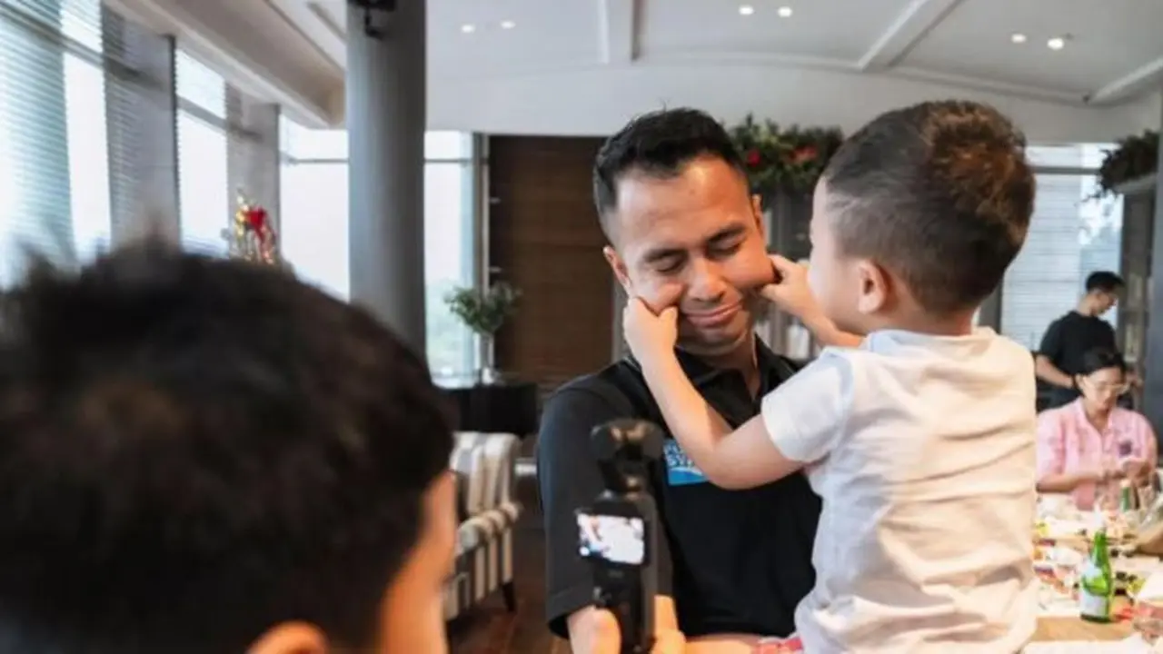 Potret Rayyanza gemas dengan Raffi Ahmad (credit: https://www.instagram.com/raffinagita1717/)