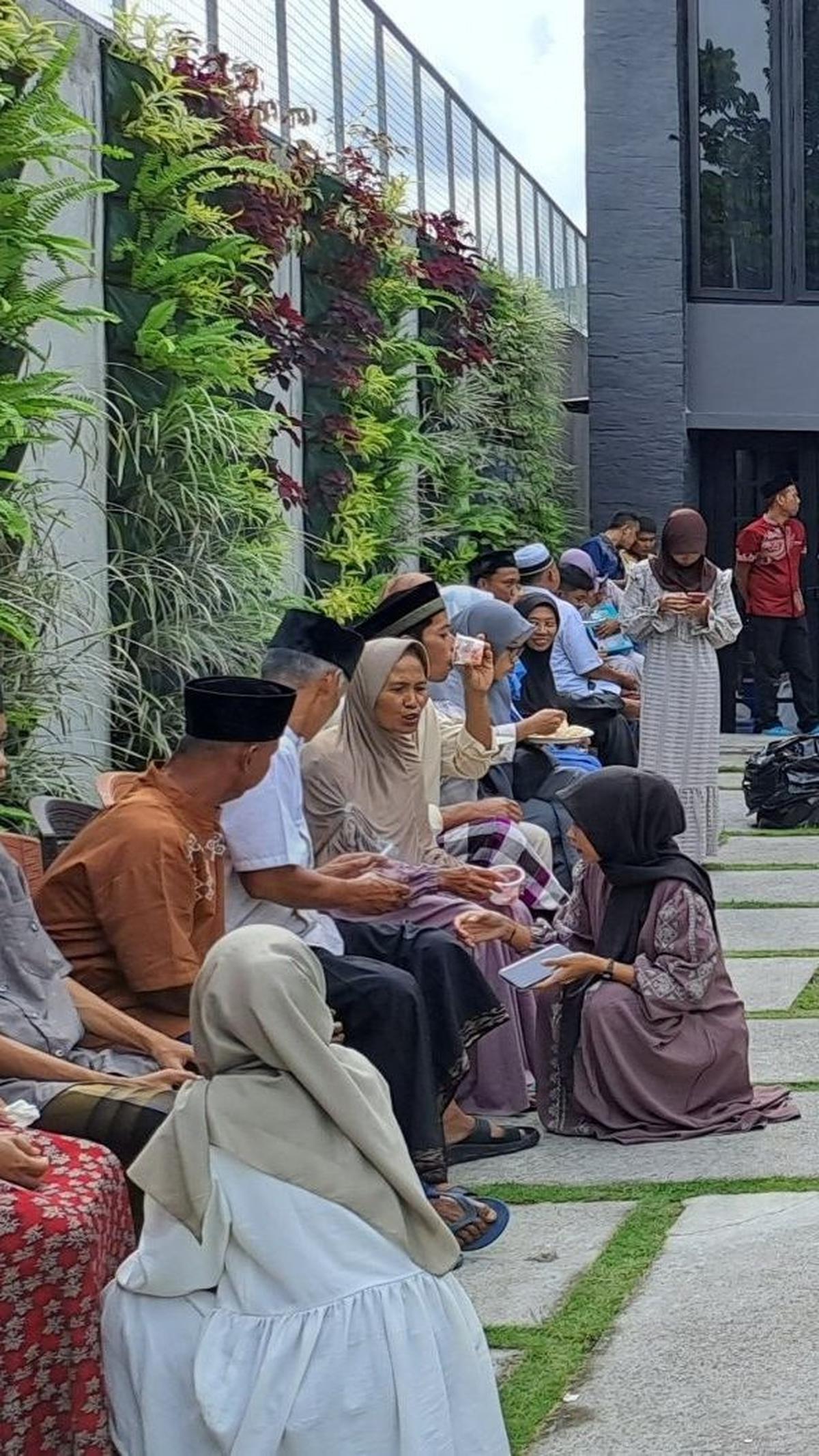 Para tamu juga dijamu dengan hidangan makanan ringan dan minuman yang disediakan keluarga Ganjar. Foto: merdeka.com / Purnomo Edi