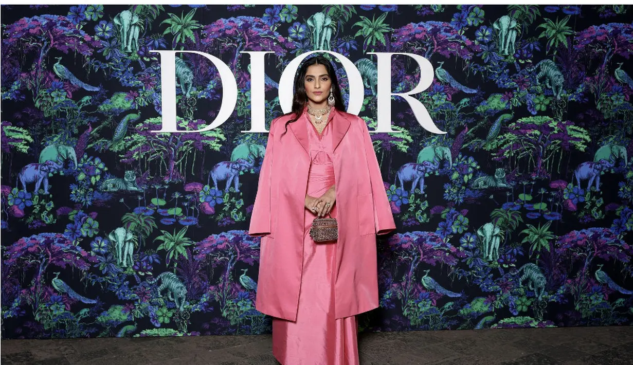 Sonam Kapoor menggunakan Dior Pre Fall 2023 dengan coat silk pink, shirt, dan rok bernuansa senada. Tak ketinggalan aksesori pemanis lainnya mulai dari sepatu, tas, dan perhiasan, semua dari koleksi Dior. (Foto: Dior/ Dok.)
