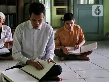 Pelajar penyandang tuna netra mengikuti Tadarus Al Quran braille di Yayasan Tunanetra Raudlatul Makmufin Serpong, Tangerang Selatan, Banten, Rabu (28/4/2021). Taman tunanetra merupakan wadah bagi para pelajar tunanetra untuk berkumpul dan belajar membaca Alquran Braille. (Liputan6.com/Angga Yuniar)