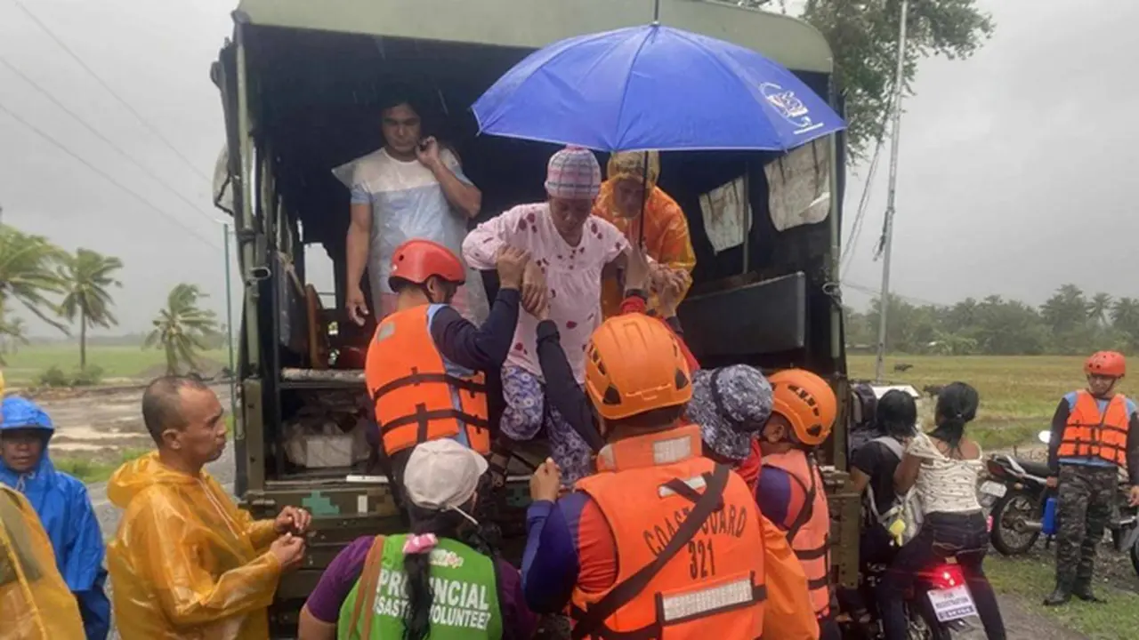 Petugas penyelamat mengevakuasi warga di Sablayan, Provinsi Occidental Mindoro, Filipina, saat Topan Fung-wong melanda negara itu pada Minggu (9/11/2025).
