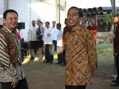Presiden Jokowi dan Gubernur Ahok saat memberikan sembako di kawasan Cilincing, Jakarta, Kamis (3/9/2015). (Liputan6.com/Gempur M Surya)