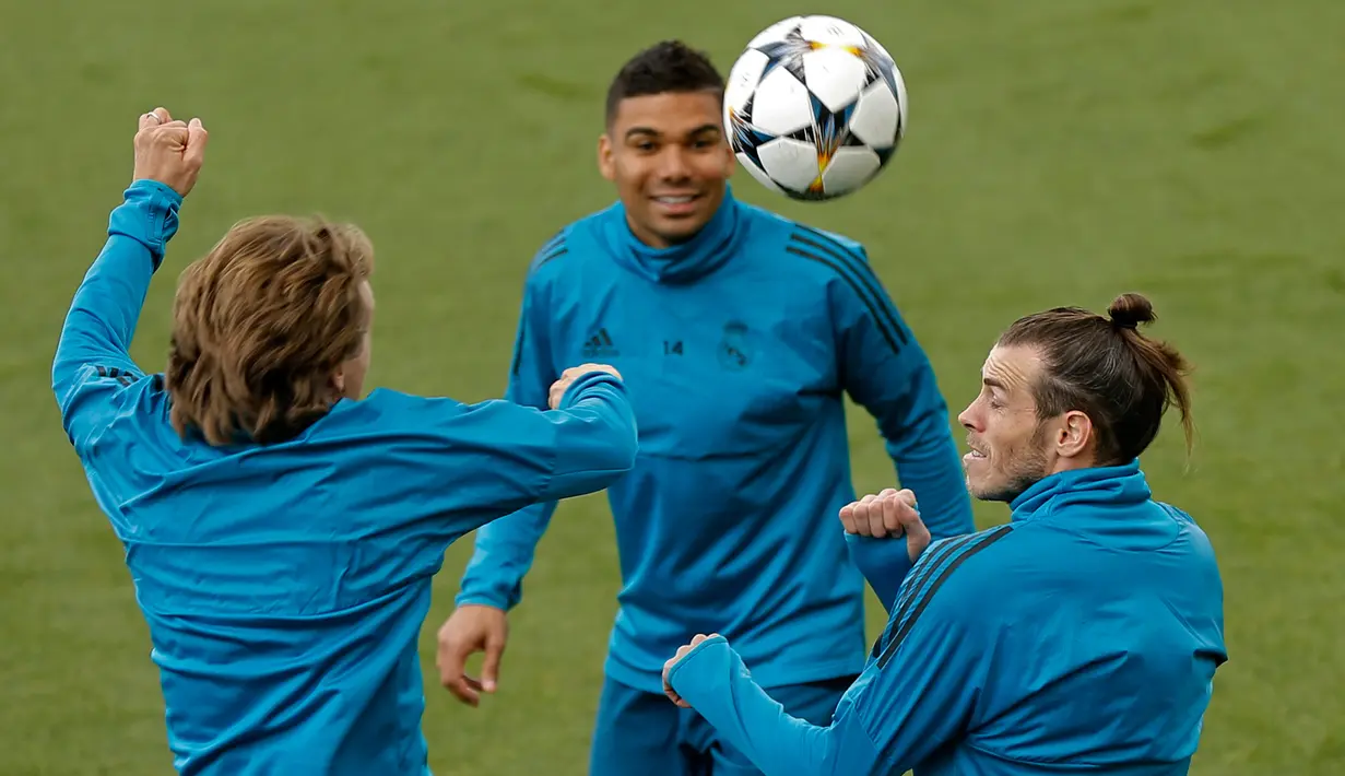 Para pemain Real Madrid saat mengikuti sesi latihan jelang menghadapi wakil Jerman, Bayern Munchen pada leg kedua babak semifinal Liga Champions di lapangan latihan Valdebebas di Madrid, (30/4). (AP Photo/Francisco Seco)