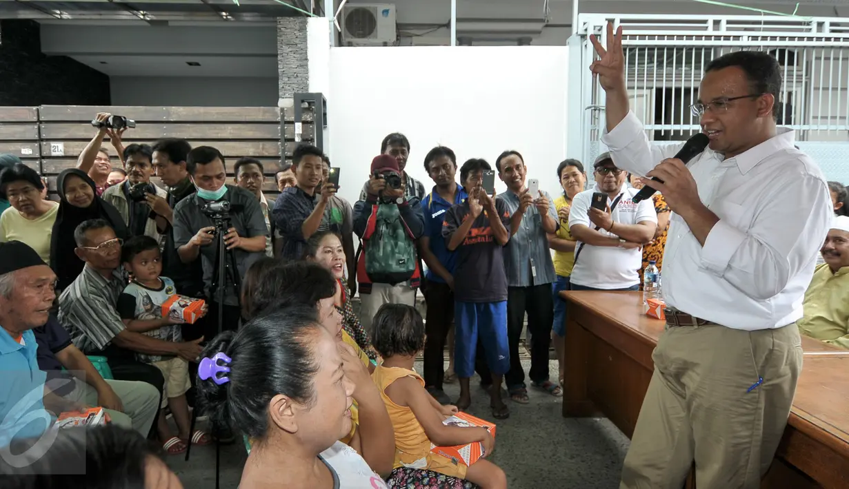 Cagub DKI Jakarta Anies Baswedan menyampaikan visi-misi di hadapan warga bantaran Kali Krukut, Jakarta Barat, Kamis (3/11). Kepada warga, Anies berjanji memprioritaskan penataan wilayah tanpa melanggar prinsip kemanusiaan. (Liputan6.com/Yoppy Renato)