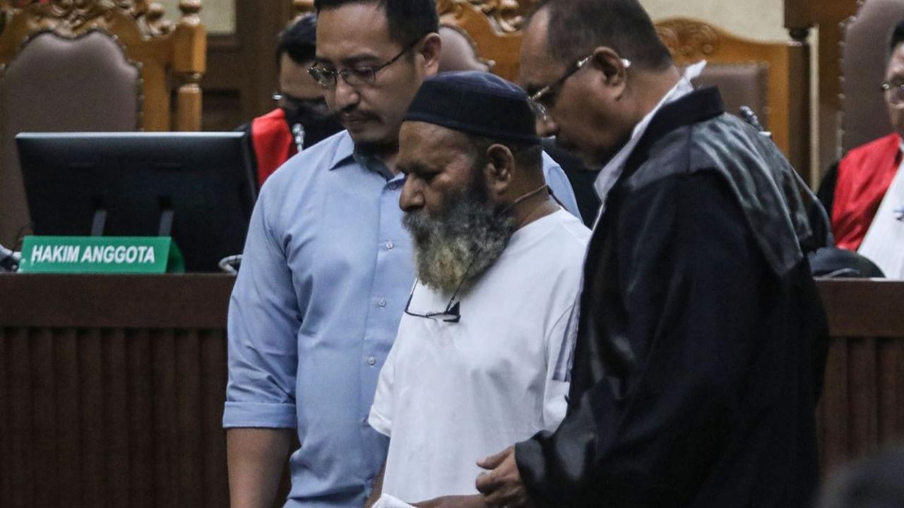 Mantan Gubernur Papua, Lukas Enembe dituntut penjara 10 tahun dan 6 bulan dalam kasus dugaan suap dan gratifikasi proyek di Pemprov Papua.&nbsp;<br><br>Tuntutan itu dibacakan Jaksa KPK Wawan Yunarwanto dalam sidang digelar di Pengadilan Tindak Pidana Koru