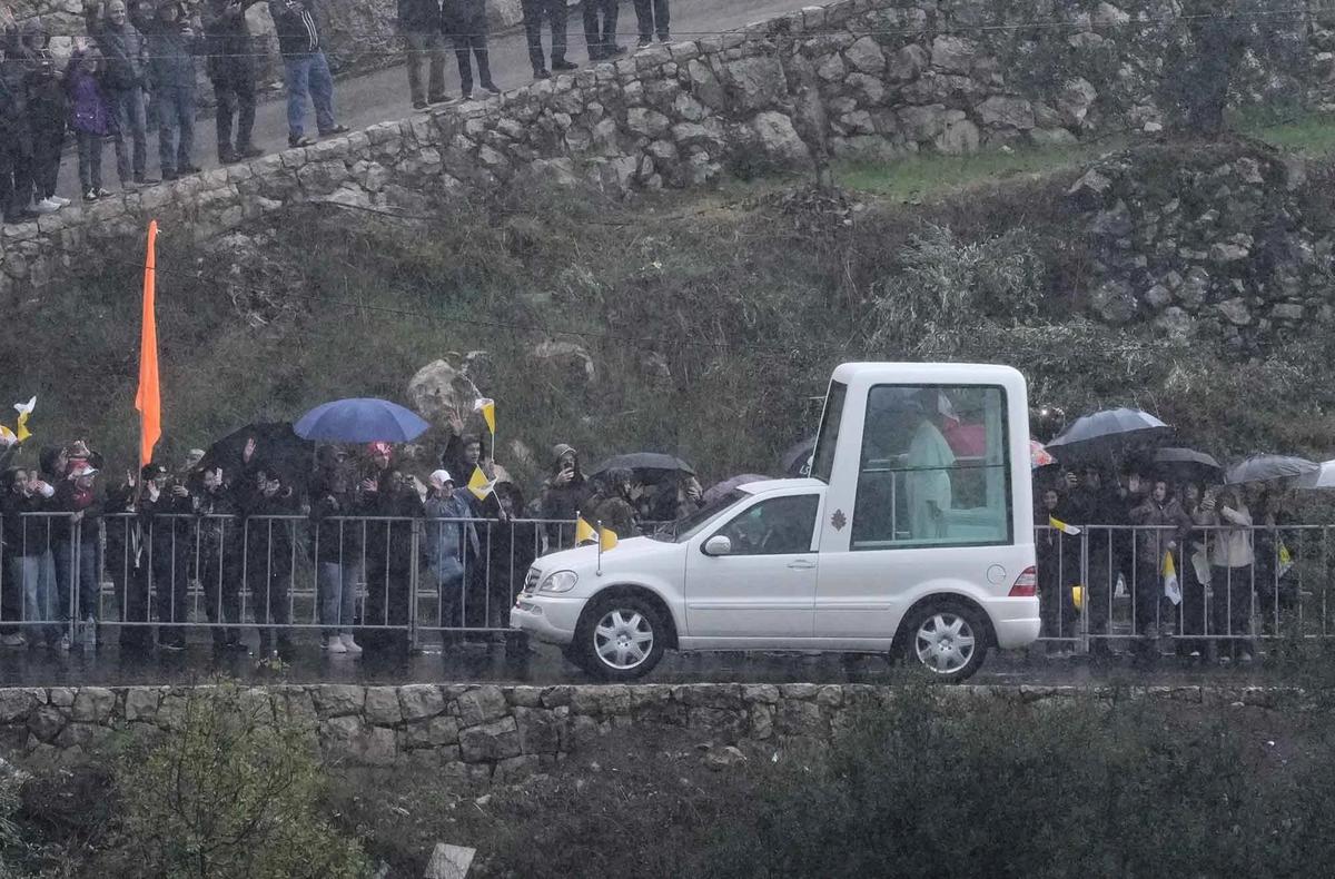 FOTO: Disambut Ribuan Warga, Paus Leo XIV Mulai Misi Perdamaian di Lebanon