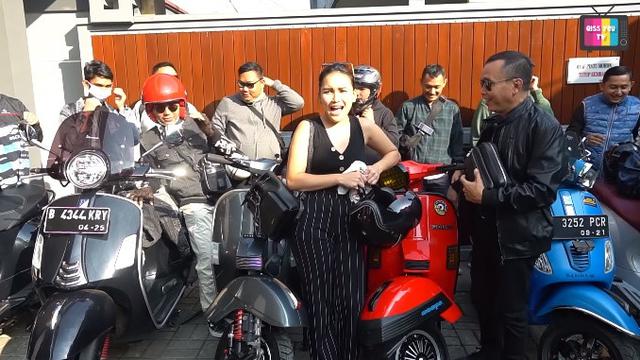 7 Momen Ayu Ting Ting Touring Naik Vespa ke Bogor, Tapi Ujungnya Bikin Kesal