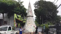 Pohon Natal berbahan dasar keping CD bekas berdiri di depan Gereja Kristen Pasundan Jemaat Depok, Jawa Barat, Selasa (19/12). Pohon Natal setinggi 5,5 meter terbuat dari 1.100 keping CD bekas dan 4.400 hiasan lampu. (Liputan6.com/Immanuel Antonius)