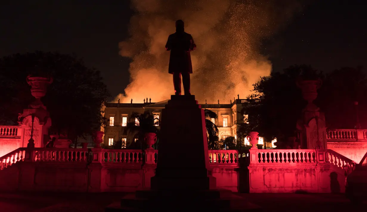 Kebakaran hebat melanda Museum Nasional Brasil yang berusia 200 tahun di Rio de Janeiro, Minggu (2/9). Selama beberapa tahun terakhir, museum ini mulai diabaikan dan kurangnya dana membuat kondisi gedung tidak terawat. (AP/Leo Correa)