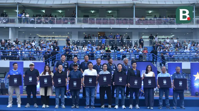Persib Bandung menunjukkan sponsor klub untuk BRI Super League 2025/2026 dalam acara launching tim di Stadion GBLA, Bandung, Sabtu (2/8/2025). (Bola.com/Muhammad Faqih)