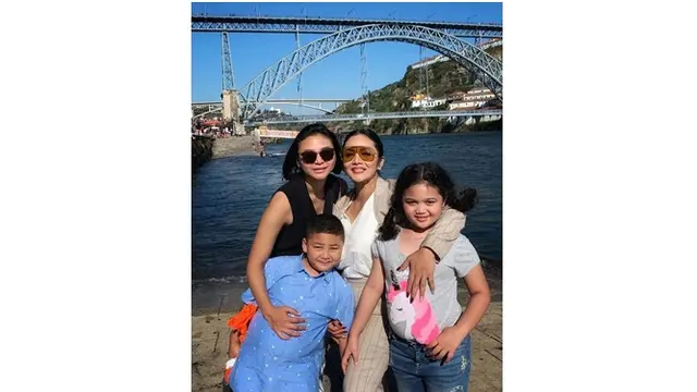 Kartika Sary juga berlibur bersama dengan Krisdayanti dan anak-anaknya.