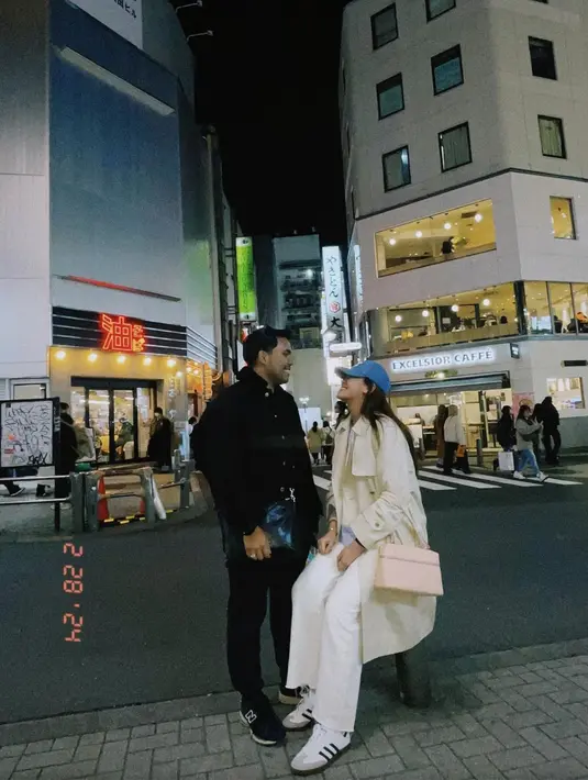 Saat di Shibuya, pasangan ini tak ragu abadikan momen berdua dengan outfit kontras. Thariq pilih outfit serba hitam sementara Aaliyah terlihat feminin dengan outfit serba putih [@aaliyah.massaid]