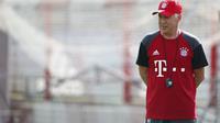Pelatih Bayern Munchen, Carlo Ancelotti (tengah) memperhatikan sesi latihan perdana FC Hollywood, di kompleks Allianz Arena, Munich, Senin (11/7/2016).  (Reuters/Michaela Rehle)