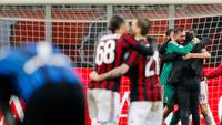 Kiper AC Milan Antonio Donnarumma menerima ucapan selamat dari pelatih Gennaro Gattuso pada akhir laga perempat final Coppa Italia di San Siro, Kamis (28/12). AC Milan sukses melaju ke semifinal usai menundukan Inter Milan 1-0. (AP/Antonio Calanni)