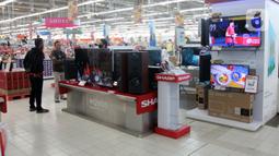 Calon pembeli melhat TV Digital yang dijual di salah satu mall Kawasan Lebak Bulus, Jakarta, Selasa, (8/11/2022). Selain TV Digital penjualan set top box sebagai digital tuner  juga diklaim naik sampai 8 kali lipat. (Liputan6.com/Johan Tallo)