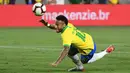 Penyerang Brasil Neymar Jr tersandung saat bermain dalam laga persahabatan menghadapi Peru di Los Angeles Memorial Coliseum, California, Amerika Serikat, Selasa (10/9/2019). Peru menang 1-0 atas Brasil. (Tandai Ralston/AFP)