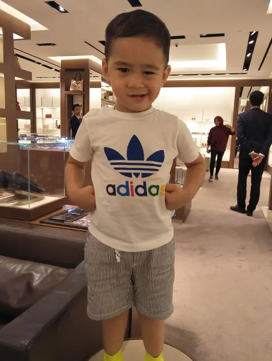 Setiap harinya, gaya Rafathar semakin menggemaskan. Saat difoto pun Raftahar sudah tak malu lagi bergaya dengan sesuka hatinya. Coba lihat wajah Rafathar yang satu ini, gemesin banget kan? (Instagram/raffinagita1717)