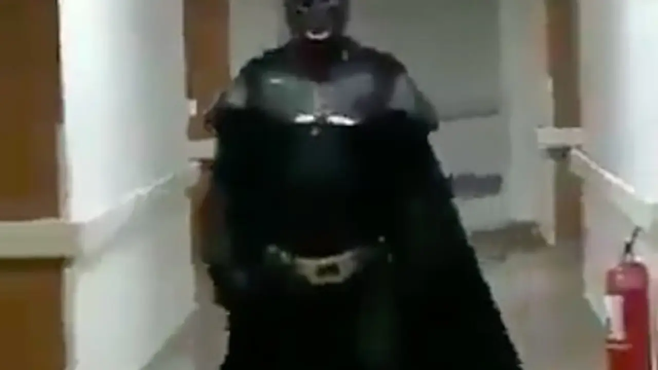 Demi Wujudkan Keinginan Pasiennya, Dokter Baik Hati Rela Pakai Kostum Batman