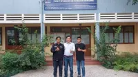 Riko Naufal Umpratama (kiri) dan Daffa Raihan Hilmy foto bersama salah satu dosen di&nbsp;Ho Chi Minh City University Of Technology (HCMUT) Vietnam, saat menjalani program Pertukaran mahasiswa yang merupakan kolaborasi PHR dan UIR.