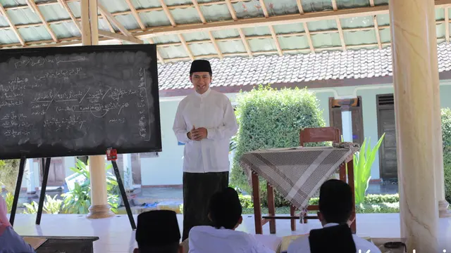 Emil Dardak Jadi Ustaz dan Guru Silat di Film ‘The Santri’