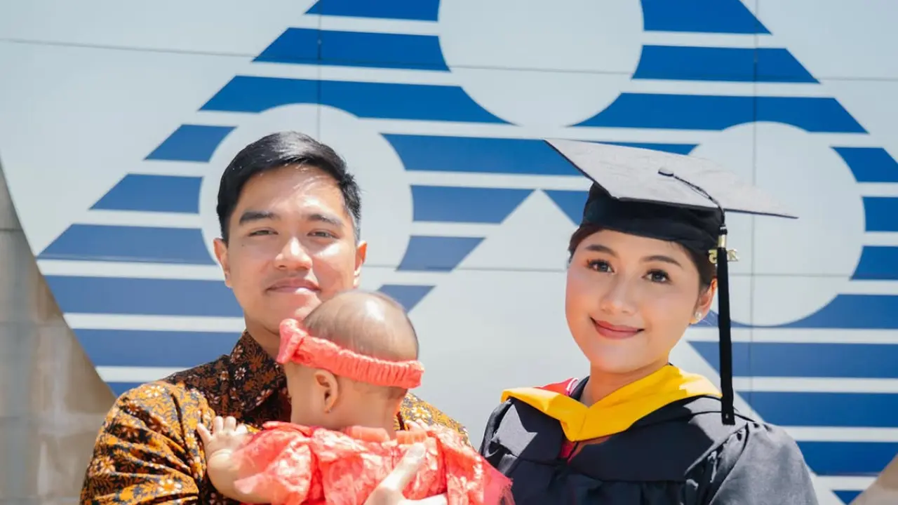 Erina Gudono saat Wisuda S2 di Amerika Serikat pakai toga. [@erinagudono]
