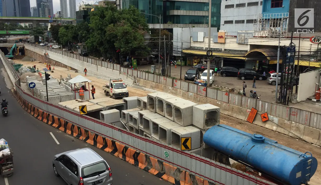 Suasana pembangunan proyek underpass Mampang-Kuningan, Jakarta, Senin (29/1). Underpass dengan panjang 860 meter dan lebar variarif mulai 18 meter hingga 22 meter ini kemungkinan baru bisa rampung pada April 2018 mendatang (Liputan6.com/Immanuel Antonius)