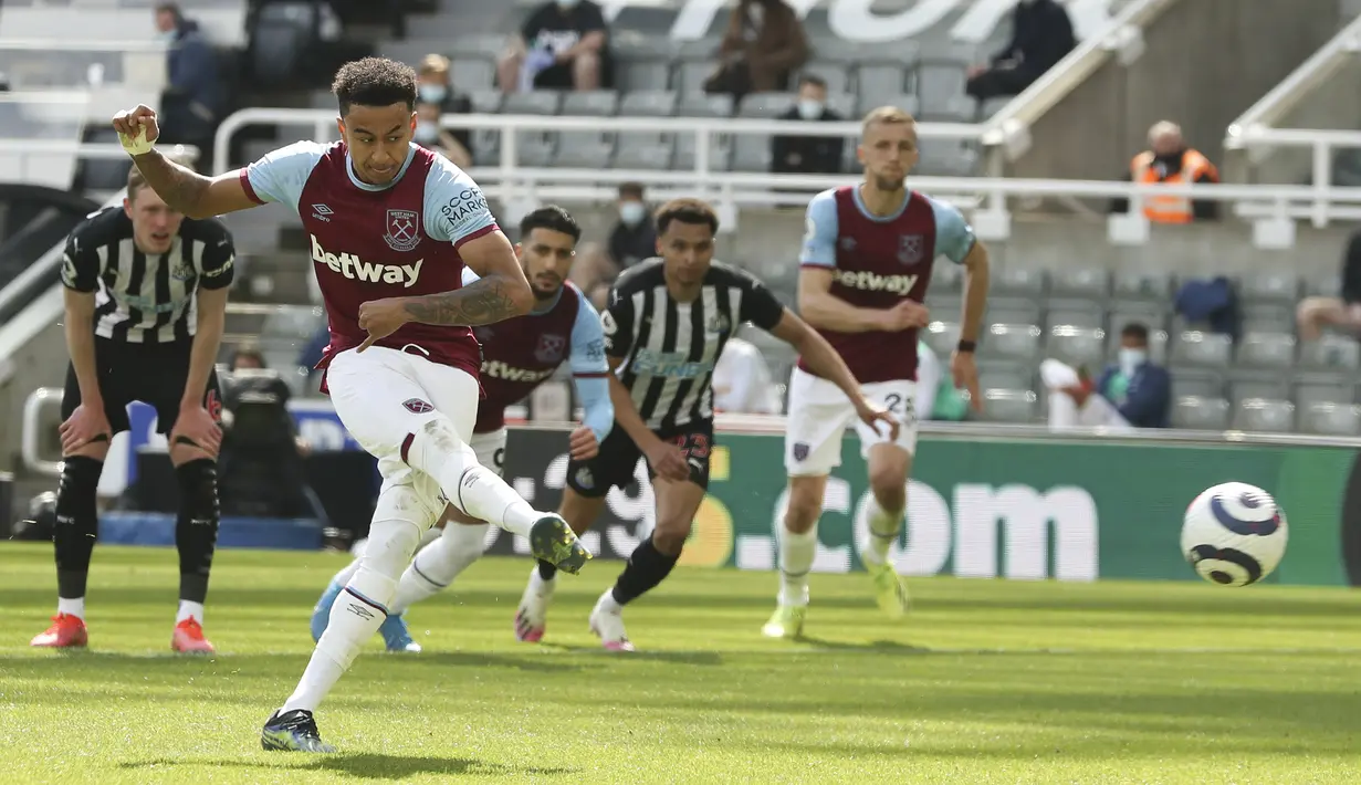 Gelandang West Ham United, Jesse Lingard melakukan eksekusi penalti yang berbuah gol penyeimbang 2-2 ke gawang Newcastle United dalam laga lanjutan Liga Inggris 2020/2021 pekan ke-32 di St James' Park, Newcastle, Sabtu (17/4/2021). West Ham kalah 2-3 dari Newcastle United. (AP/Stu Forster/Pool)