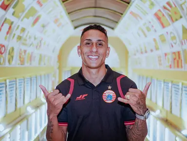 Pemain baru Persija Jakarta, Bruno Tubarao, berpose di Blok M, Jakarta. Setelah menghabiskan karier sepak bolanya di Brasil, kini Bruno Tubarao akan membuka lembaran baru bersama Macan Kemayoran. (Dok Persija)