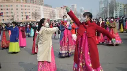 Orang-orang merayakan Hari Perempuan Internasional di alun-alun Teater Agung Pyongyang di Pyongyang, Korea Utara pada Rabu 8 Maret 2023. Pada tahun ini, Hari Perempuan Internasional bertemakan 'DigitALL : Innovation and Technology For Gender' atau 'DigitALL: Inovasi dan Teknologi untuk Kesetaraan Gender'. (KIM Won Jin/AFP)