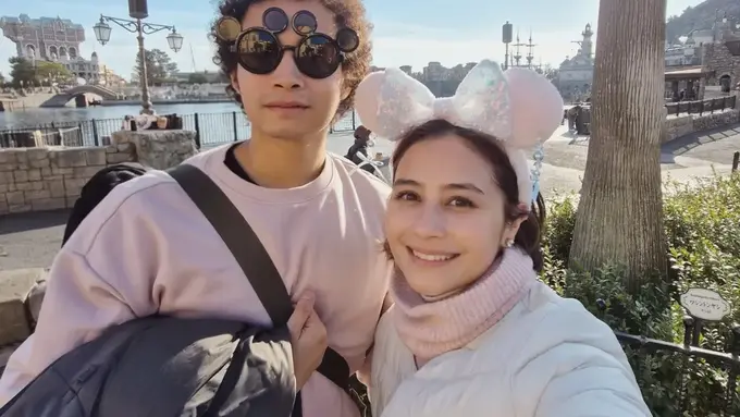 Gaya Prilly Latuconsina & Omara Esteghlal Liburan di Tokyo DisneySea, Couple Kompak Pakai Winter Outfit Baby Pink yang Manis