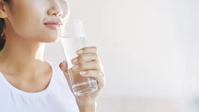 Mengonsumsi Segelas Air Mineral Terlebih Dahulu