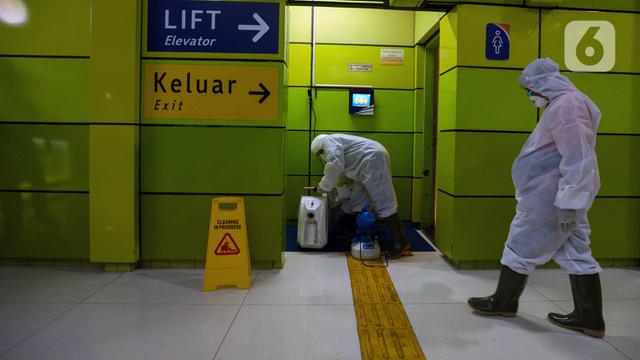 Cegah Penyebaran COVID-19, Stasiun Gambir Disemprot Cairan Disinfektan