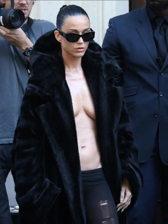 6 Potret Katy Perry Pakai Outfit Berisiko di Paris Fashion Week, Tampil Topless dan Nyaris Ekspos Bekas Jahitan Caesar