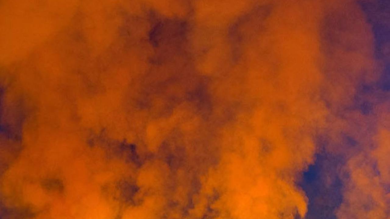 Pada tahun 2010, awan abu dari letusan gunung berapi Eyafjallajokull di selatan Islandia menyebar ke sebagian besar Eropa, menghentikan sekitar 100.000 penerbangan dan memaksa ratusan warga Islandia mengungsi dari rumah mereka.&nbsp;Icelandic Coast Guard/