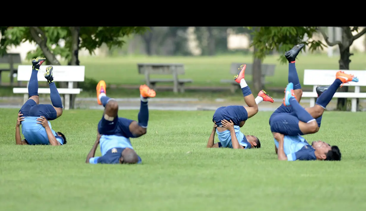 Pesepak bola timnas Indonesia melakukan peregangan saat latihan di lapangan 1, komplek stadion My Dinh, Hanoi, Minggu (23/11). Latihan kali ini diisi dengan peregangan untuk menjaga kebugaran pemain. (ANTARA FOTO/Prasetyo Utomo)