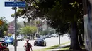 Pejalan kaki berjalan di area Rodeo Road yang akan diganti menjadi Obama Boulevard di Los Angeles, Rabu (28/6).  Los Angeles sudah memiliki sejumlah jalan yang dinamai mantan presiden, termasuk Washington Boulevard. (AP Photo/Chris Pizzello)