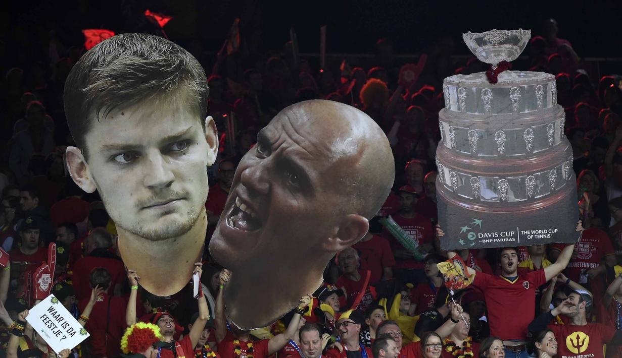 Suporter Belgia memegang poster petenis Belgia, David Goffin (kiri) dan kapten Berliga, Johan van Herck  pada Final Piala Davis di Flanders Expo, Ghent, Belgia, Minggu (30/11/2015). (AFP Photo/John Thys)