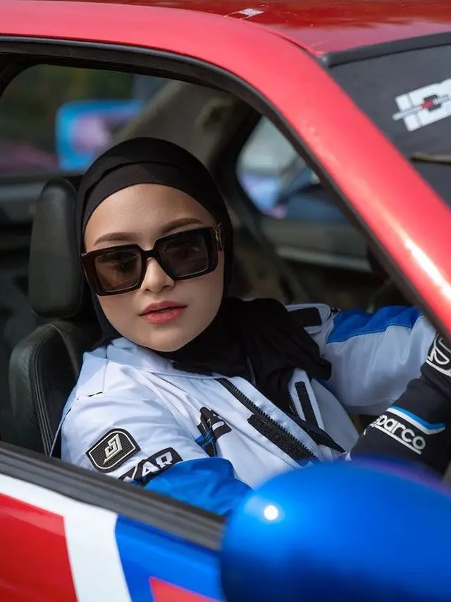 Potret Nathalie Holscher saat berhijab saat racing (Instagram/@nathalieholscher)