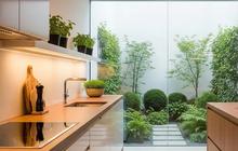 7 Desain Dapur Kecil dengan Taman Hijau di Belakang, Bikin Rumah Terasa Lebih Sejuk