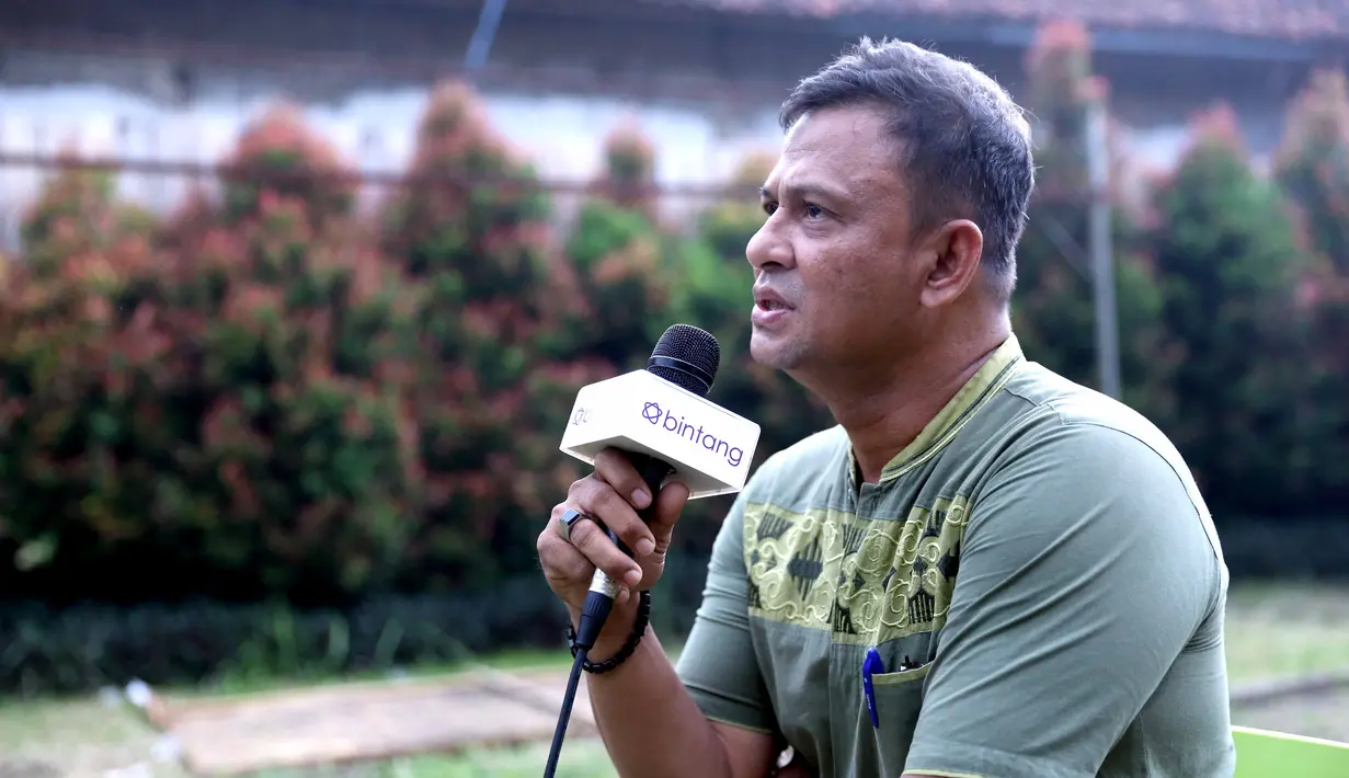 "Lebih ke rasa syukur akhirnya sampai ke episode 100. Kami berbagi dengan anak yatim yang ada di sekitar lokasi. Artinya ucapan syukur mencapai 100 episode," ujar Indra Helmi, selaku Unit Manajer sinetron Pangeran 2. (Nurwahyunan/Bintang.com)