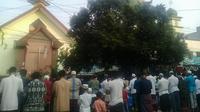 Di Solo, GKJ Joyodiningratan meniadakan kebaktian pagi untuk menghormati umat Islam yang melaksanakan salat id di jalan depan bangunan gereja. (foto: Liputan6.com / fajar abrori)