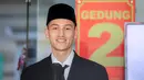 <p>Pemain naturalisasi Indonesia, Jay Idzes memberikan keterangan kepada media setelah pengambilan sumpah pewarganegaraan sebagai WNI di Kantor Wilayah Kementerian Hukum dan HAM, Cawang, Jakarta Timur, Kamis (28/12/2023). (Bola.com/Bagaskara Lazuardi)</p>