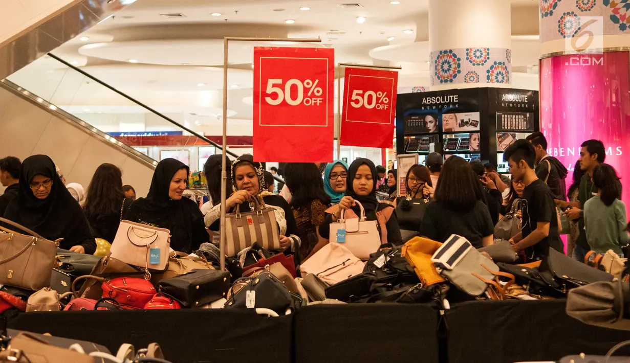 Calon pembeli memilih tas di salah satu toko saat Jakarta "Midnight Sale" di Mall Senayan City, Jakarta, Jumat (16/6). Belanja Tengah Malam atau Midnight Sale yang menjadi program tahunan Festival Jakarta Great Sale 2017. (Liputan6.com/Gempur M Surya)