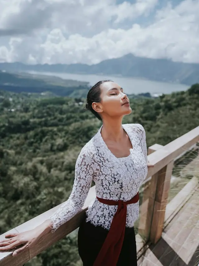 Dobrak Batasan di Hari Kartini, Erika Carlina Kenakan Kebaya Sambil Naik Moge