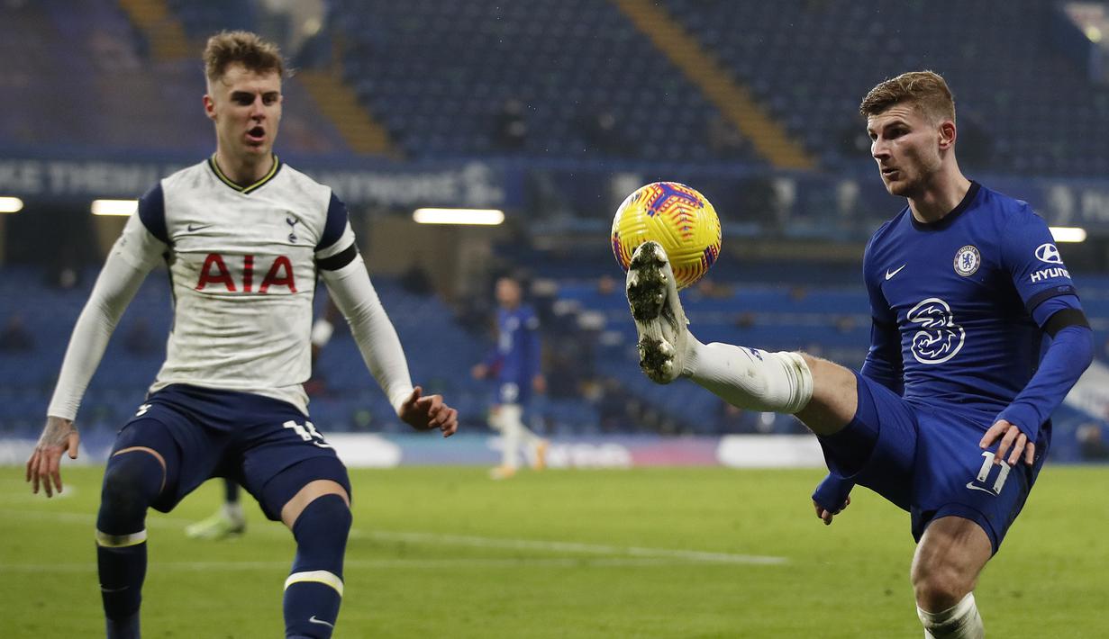 Striker Chelsea, Timo Werner (kanan), mengontrol bola di hadapan bek Tottenham Hotspur, Joe Rodon, dalam laga lanjutan Liga Inggris 2020/21 di Stamford Bridge, Minggu (29/11/2020) waktu setempat. Chelsea bermain imbang 1-1 dengan Tottenham. (AFP/Matthew Childs/Pool)