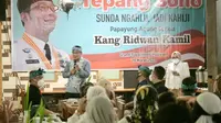 Gubernur Jawa Barat Ridwan Kamil saat bertemu dengan warga Jawa Barat di Lombok Tengah, Nusa Tenggara Barat, Minggu (20/3/2020) malam.