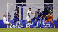 Pemain Chelsea Mason Mount melakukan tembakan ke gawang selama pertandingan sepak bola grup E Liga Champions antara Dinamo Zagreb dan Chelsea di stadion Maksimir di Zagreb, Kroasia, Selasa, 9 September. 6, 2022. (Foto AP/Darko Bandic)