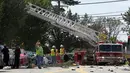 Petugas pemadam di kerahkan ke lokasi ledakan yang menyebabkan kebakaran di kompleks apartemen di Sivler Spring, Maryland, Washington DC, Kamis (11/8). Dua orang dipastikan tewas akibat kejadian ini dan tujuh lainnya masih hilang. (REUTERS/Joshua Roberts)